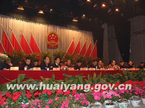 县人大十二届四次会议举行第二次大会