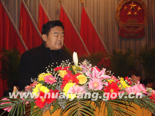县人大十二届四次会议举行第二次大会