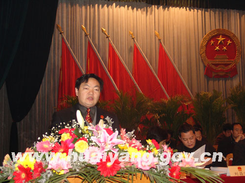 县人大十二届四次会议举行第二次大会