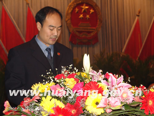 县人大十二届四次会议举行第二次大会