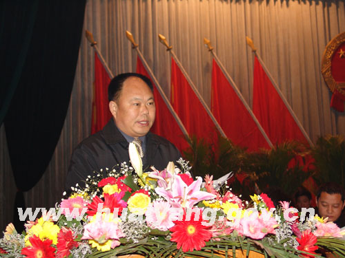 县人大十二届四次会议举行第二次大会