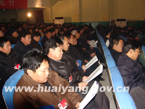 县人大十二届四次会议举行第二次大会
