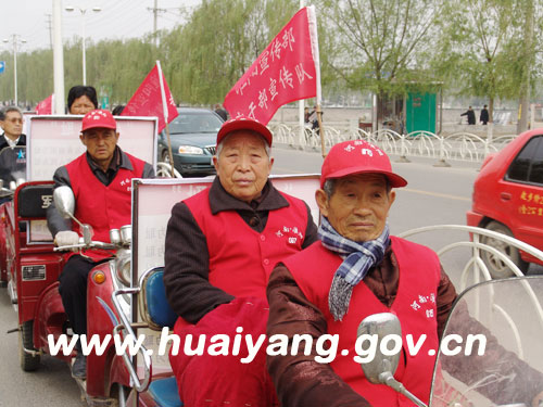 淮阳活跃着一支老年车骑“八荣八耻”宣传队