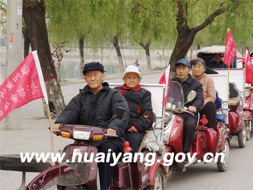 淮阳活跃着一支老年车骑“八荣八耻”宣传队