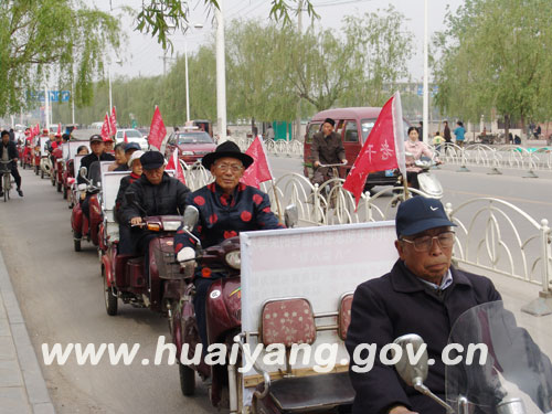 淮阳活跃着一支老年车骑“八荣八耻”宣传队